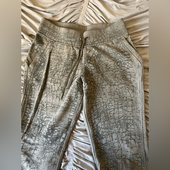 Lululemon Women’s Crackle Pattern Joggers - Picture 3 of 5